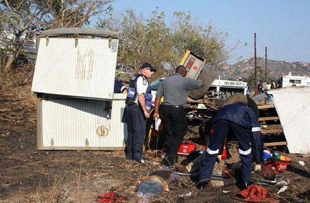 Няколко души са загинали и близо 100 са ранени при катастрофа в РЮА
