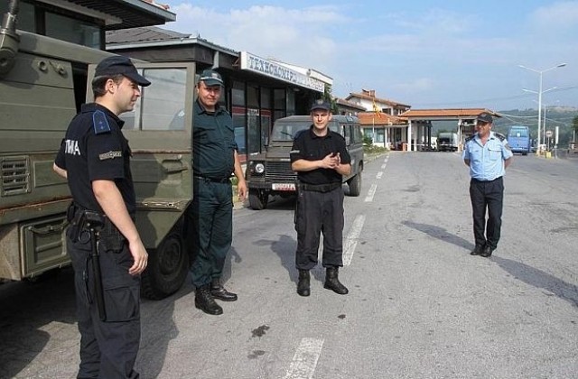 Задържаха 12 чужденци, направили опит да преминат нелегално в България