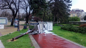 Варна осъмна със счупен часовник пред общината