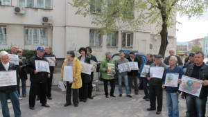 Пчеларите от Търговище протестираха пред областната администрация