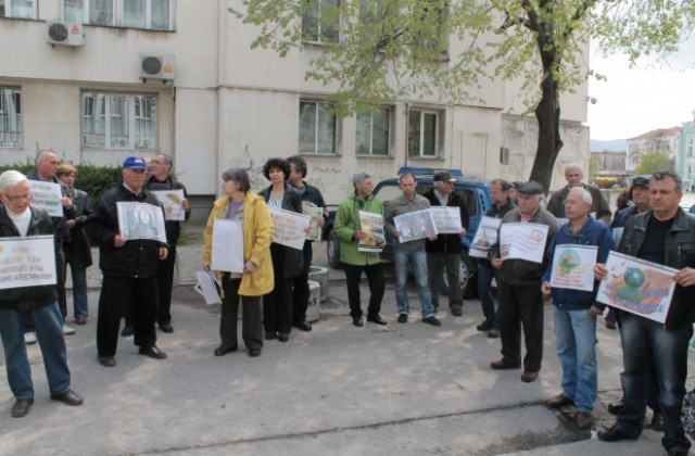 Пчеларите от Търговище протестираха пред областната администрация