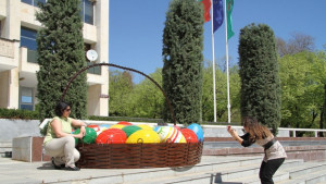 Великденска кошница с шарени яйца краси площада в Стара Загора