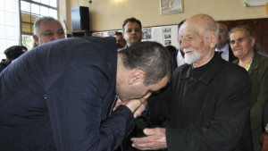 93годишен свещеник даде благословия на Цветан Цветанов в Страхилово