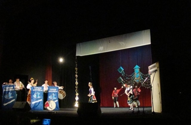 Образователен концерт представи ансамбъл Звездица