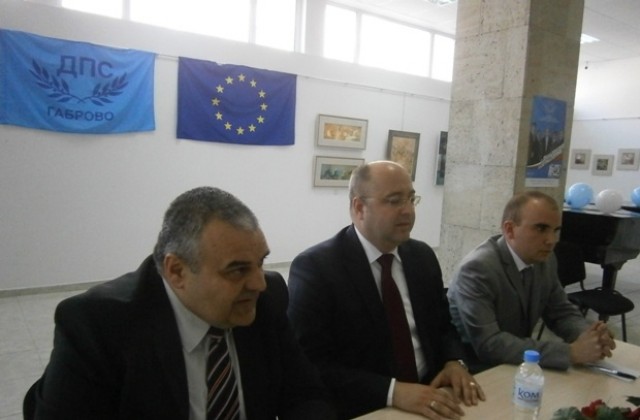 ДПС дарява част от парите за откриване на кампанията си в Габрово на болно дете