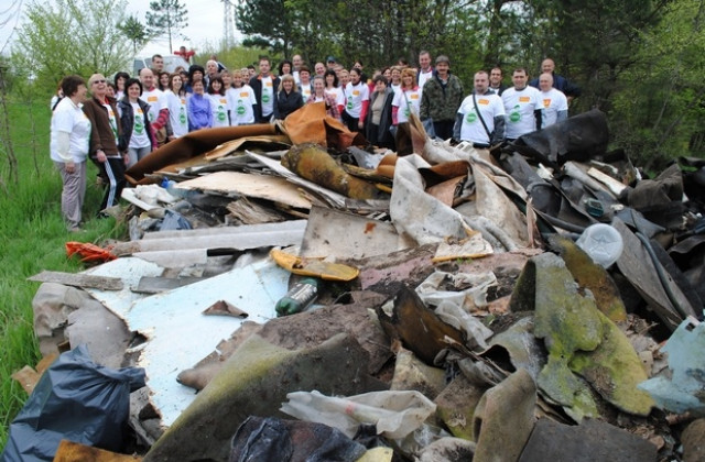 Кметът и над 50 общинари почистиха крайградската зона в кв. Бузлуджа