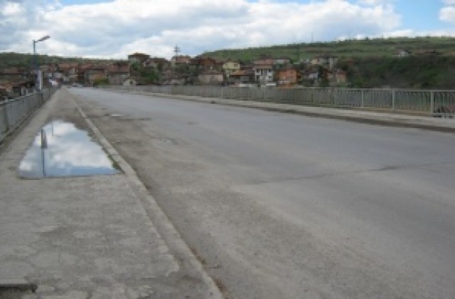 Пешеходна зона забавя ремонта на Аракчийски мост