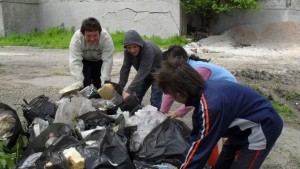 Ученици почистиха района около училище СОУ Св Паисий Хилендарски