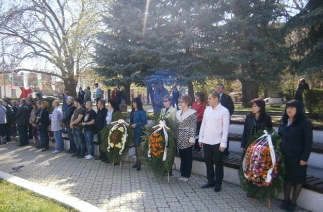 С поднасяне на венци и цветя отбелязаха в Кюстендил 137- годишнината от Априлското въстание