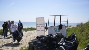 Радан Кънев и приятели почистиха плажа на Паша Дере загрижени