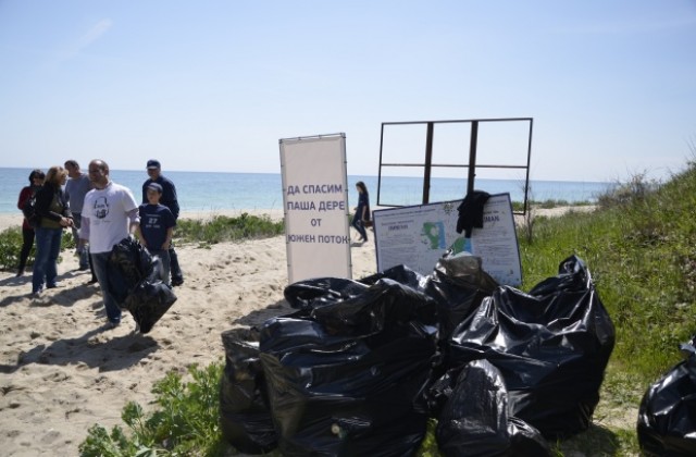 Радан Кънев и приятели почистиха плажа на Паша Дере, загрижени за съдбата на местността