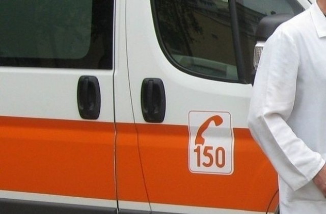 18-годишна шофьорка в болница след удар в бордюр