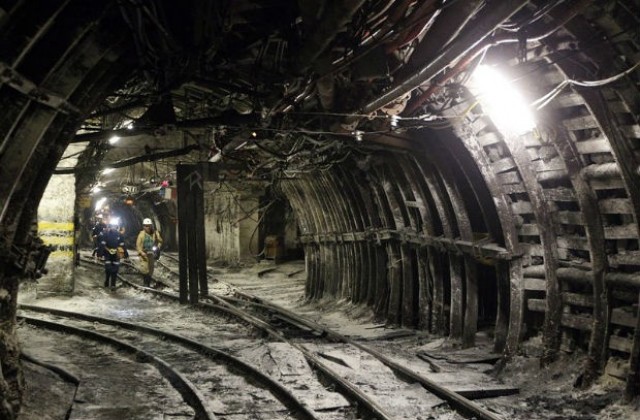 Спасиха миньори, затрупани след срутване в руска мина