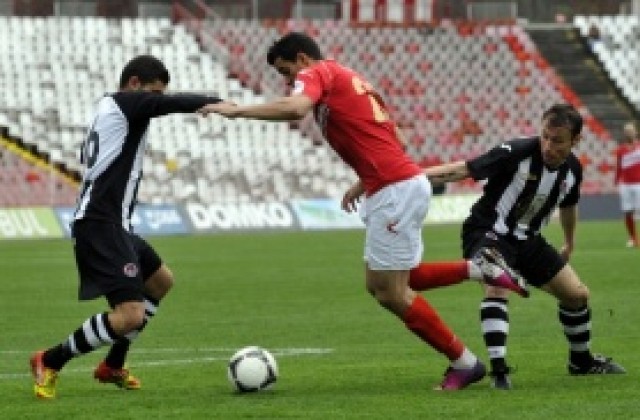 Мишел Платини вдигна температура, под въпрос за дербито