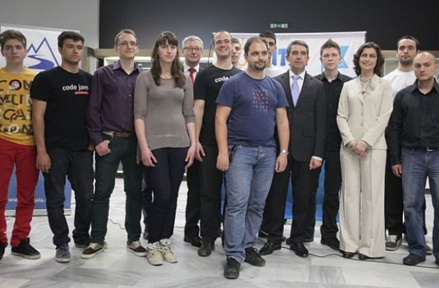 Плевнелиев награди финалистите в конкурса по програмиране CodeIT
