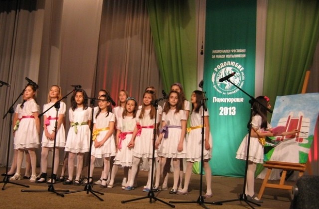 НУ Христо Ботев участва успешно във фестивал на патриотичната песен