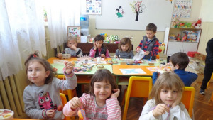 Деца от ОУ Христо Ботев подредиха пролетна изложба