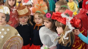 Деца садиха фиданки танцуваха и пяха за Деня на Земята