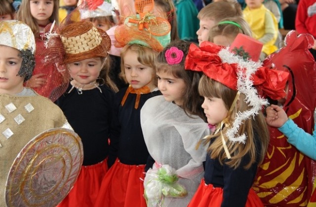 Деца садиха фиданки, танцуваха и пяха за Деня на Земята