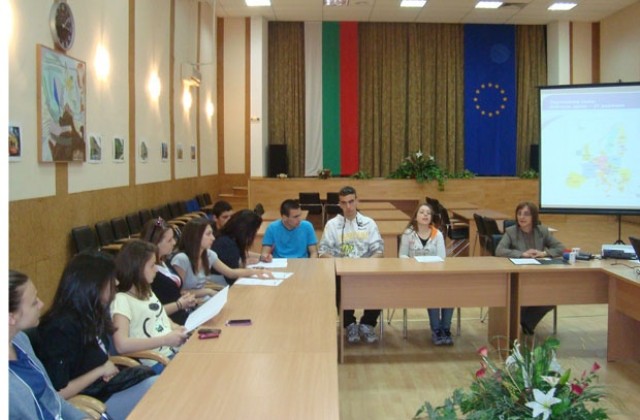 Представиха младежкия дискусионен клуб Сближаване с ЕС