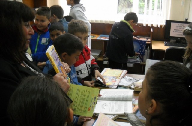 Деца четоха любимите си книги на четири колела