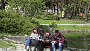 Масово четене на книги в градския парк на Разлог