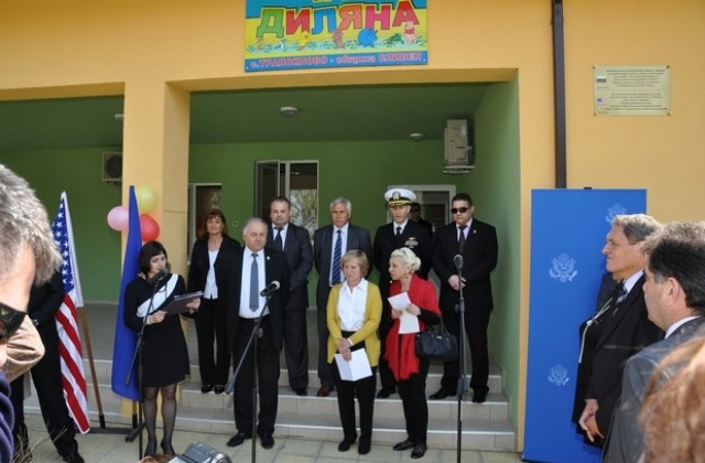 Посланикът на САЩ откри детска градина в Трапоклово