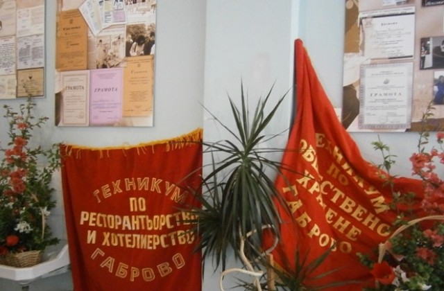 Гимназията по туризъм събра миналото си в първия училищен музей