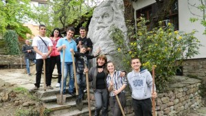 Младежи засадиха рози и туи в къщамузей