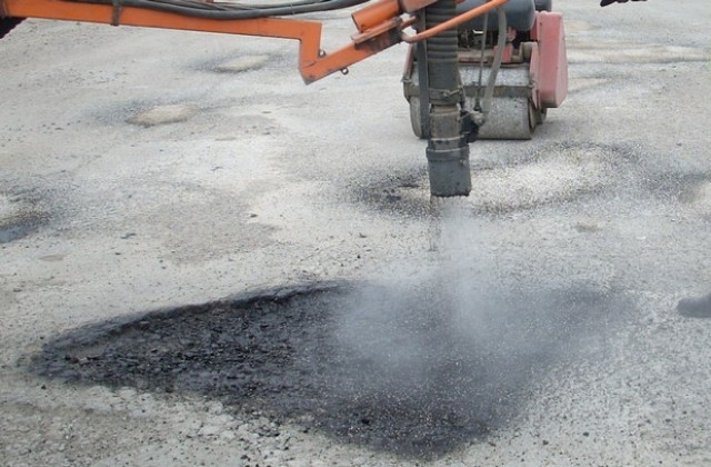 Кърпят дупките по Н. Габровски, предстои ремонт и на други улици