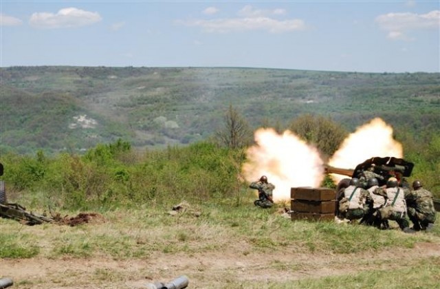 Военни демонстрираха умения с леко оръжие и тежка артилерия на полигон Марково