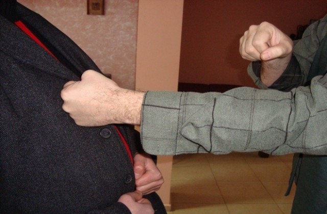 71-годишен бие 49-годишен свой съселянин, чупи му крака