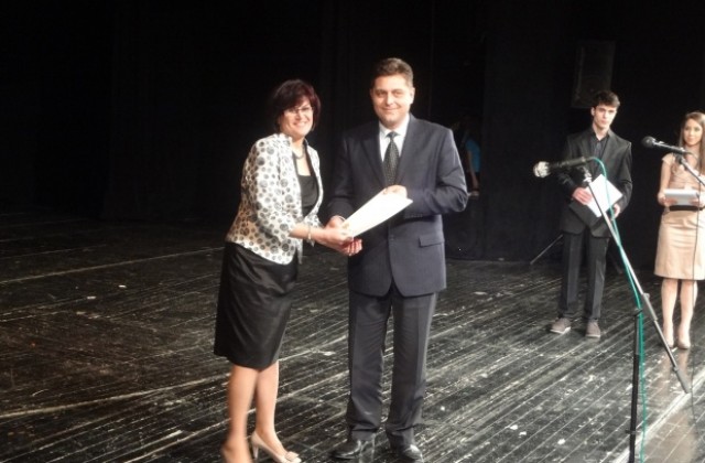 Гимназията по икономика отпразнува 130-та си годишнина