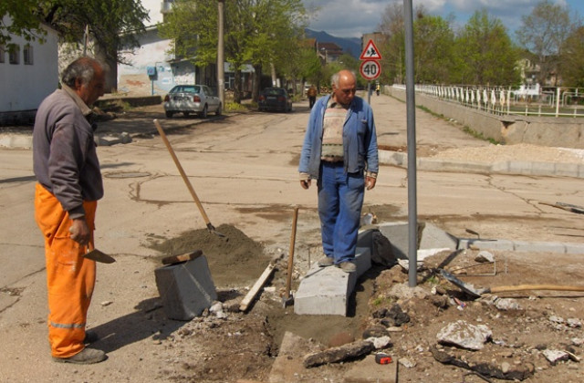 Безработните намаляват