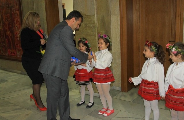 Деца поздравиха кмета за Лазаровден