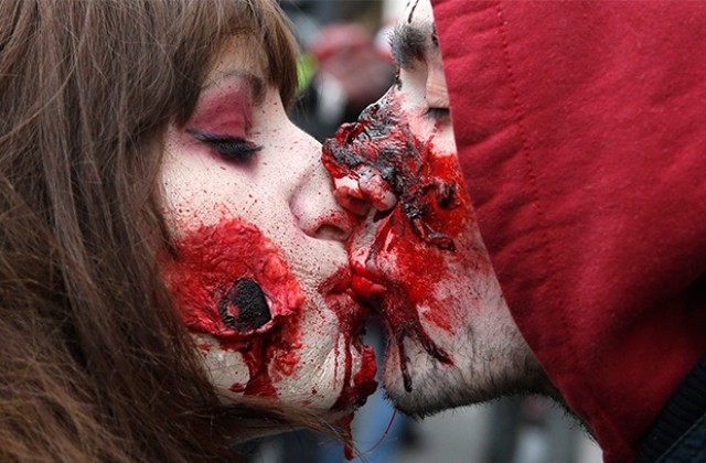 Двойка се венча на зомби сватба