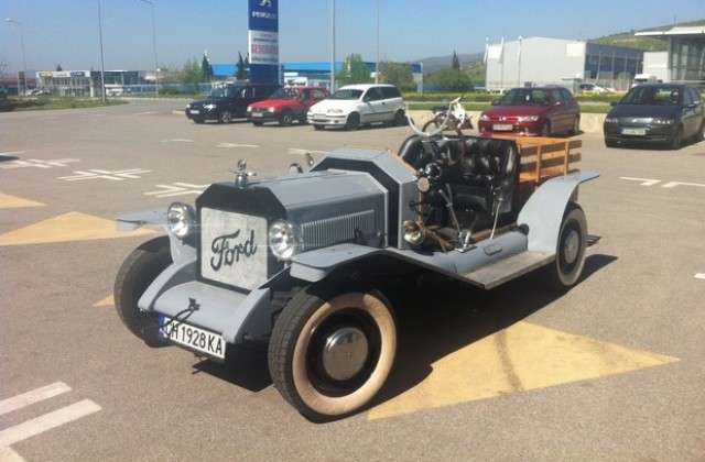 Парад на ретро автомобили в Сливен