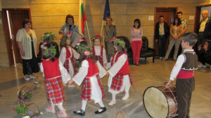 Малки лазарки танцуваха и пяха в Областна администрация Враца