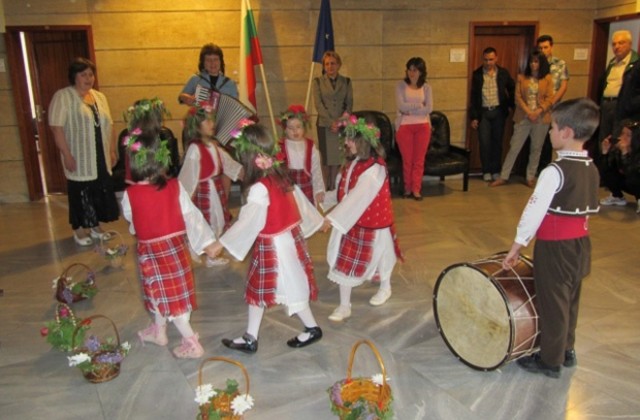 Малки лазарки танцуваха и пяха в Областна администрация Враца