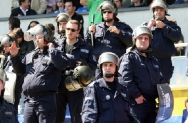 Полицията арестува 25 фена преди Левски - ЦСКА