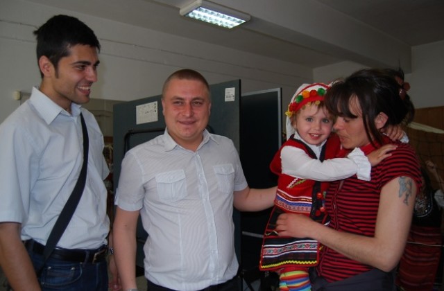 Кандидат-депутати от ГЕРБ подариха волейболна мрежа на младежите от Присово