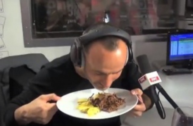 ВИДЕО: Френски радиоводещ яде месо от воден плъх в ефир заради играч на Челси