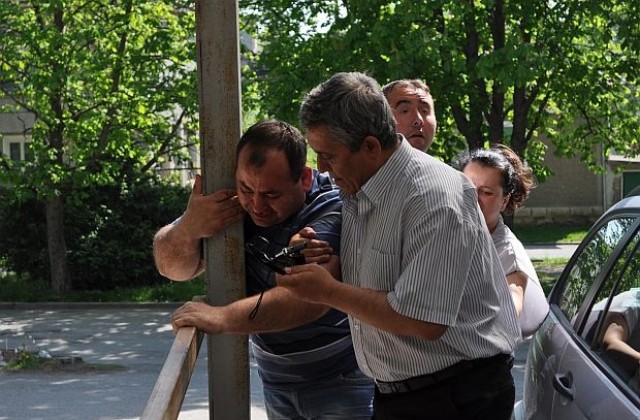 Предизборен бой за плакати в разградско село