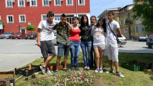 Ученици нарисуваха с цветя логото на кандидатурата на В Търново