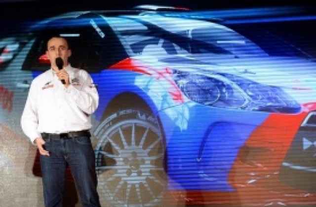 Кубица се пробва в симулатора на Мерцедес