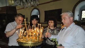 Кандидатите от ГЕРБ се черкуваха в токущо ремонтирана църква дариха