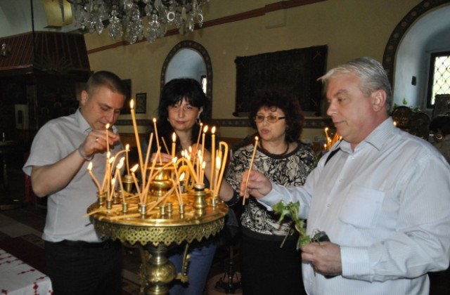 Кандидатите от ГЕРБ се черкуваха в току-що ремонтирана църква, дариха на храма полилей и пътека