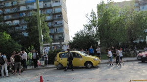 36годишен мотоциклетист е в болница след инцидент с такси