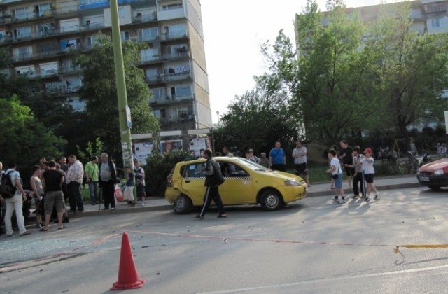 36-годишен мотоциклетист е в болница след инцидент с такси