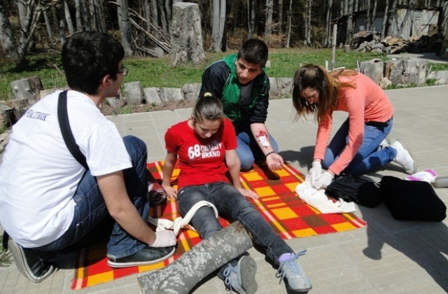 Младежите червенокръстци тренираха спасяване в планината